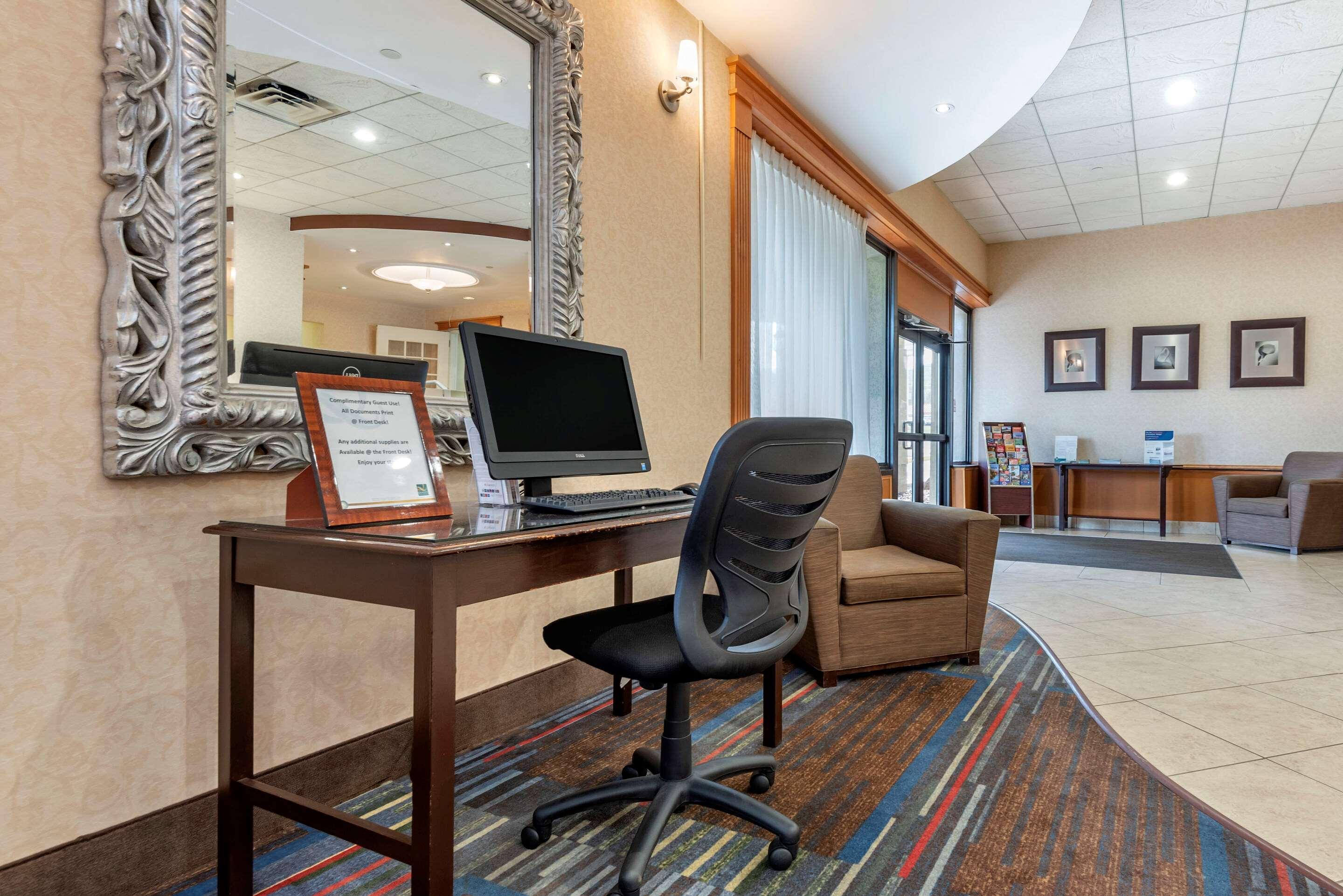 Quality Inn & Suites Vestal Binghamton Near University מראה חיצוני תמונה